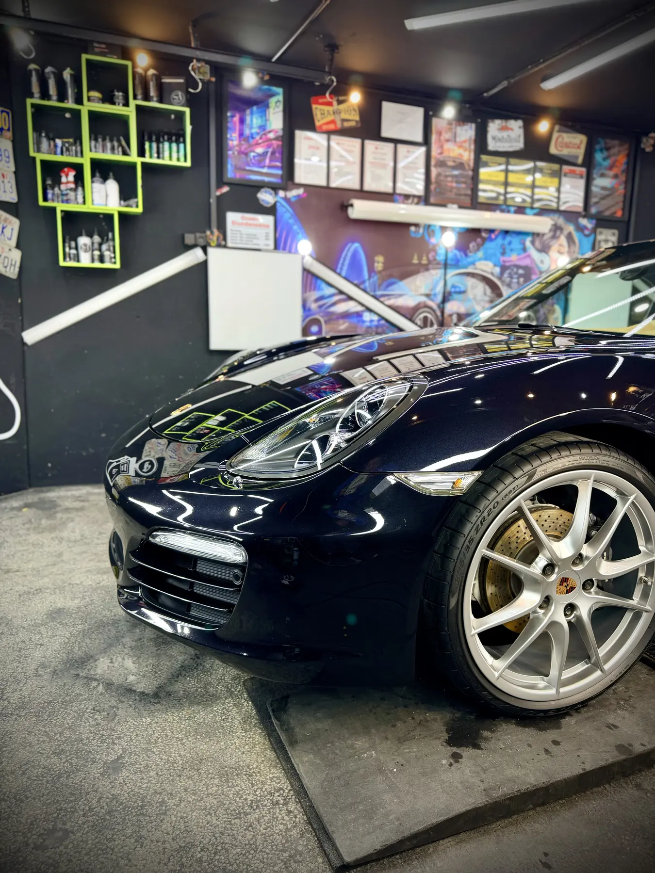 Dunkler Porsche Boxster