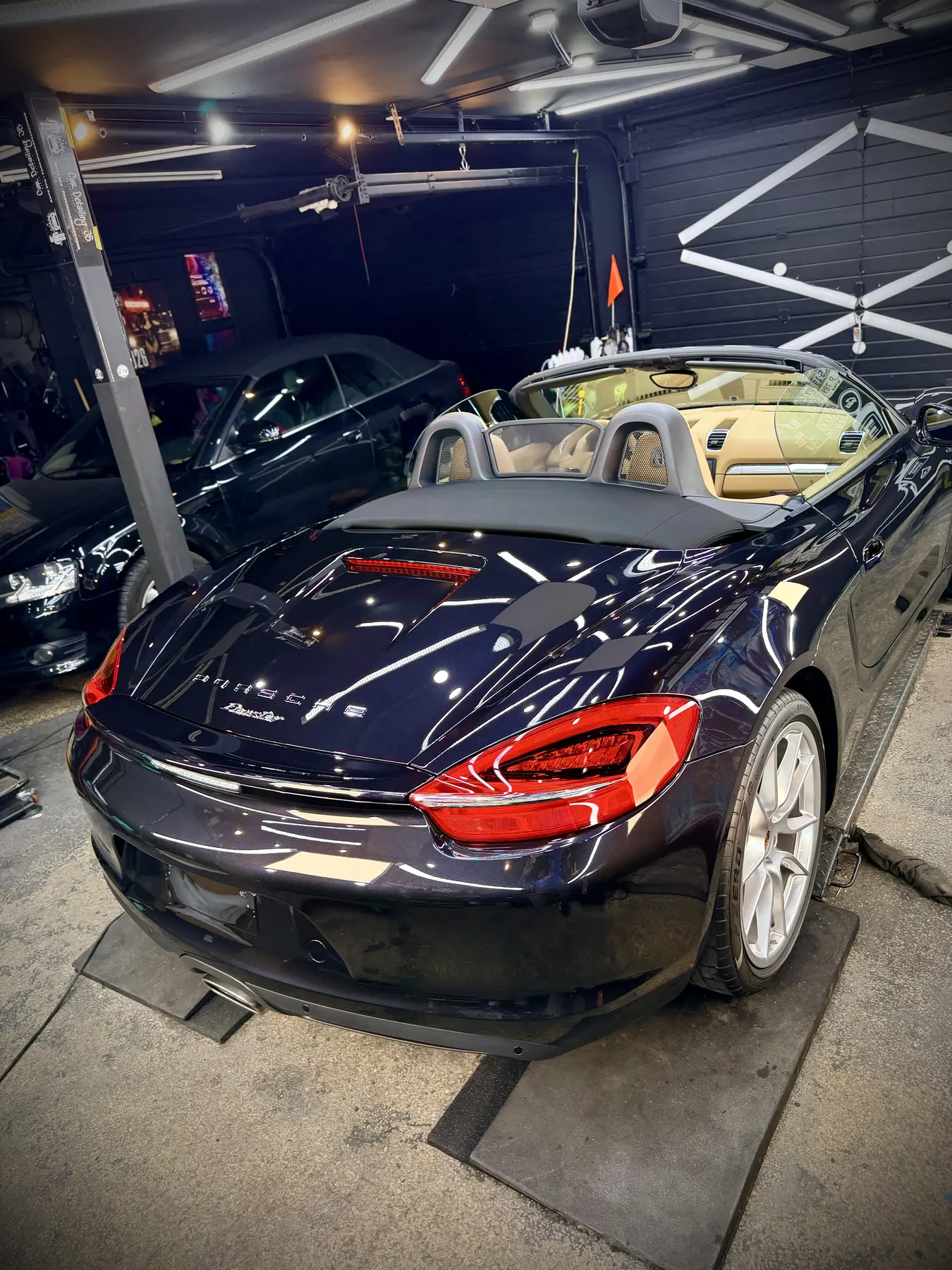 Glänzendes Heck eines Porsche Boxster