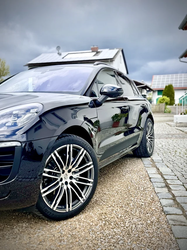 Front, Rad und rechte Fahrzeugseite des Porsche Macan