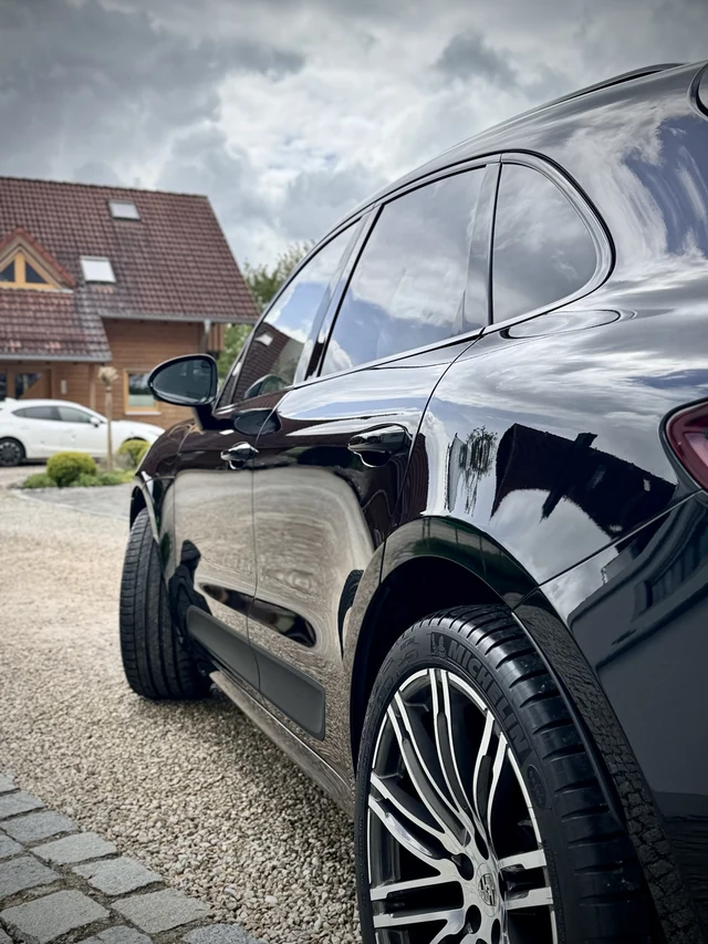 Linke Fahrzeugseite und hinteres Rad des Porsche Macan