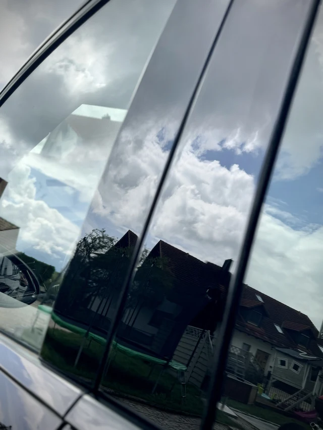 Reflexionen an Fenstern und lackierten Säulen
